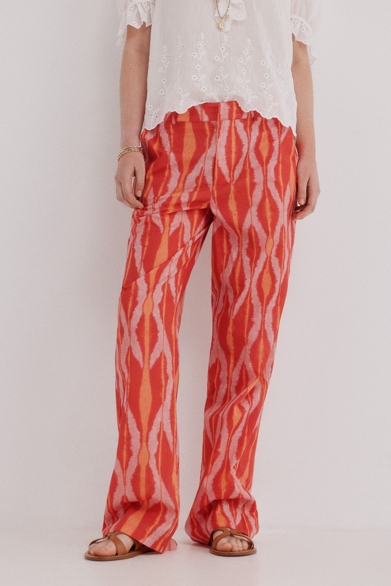 Hoss Intropia Perla. Cal&ccedil;as fluidas estampadas