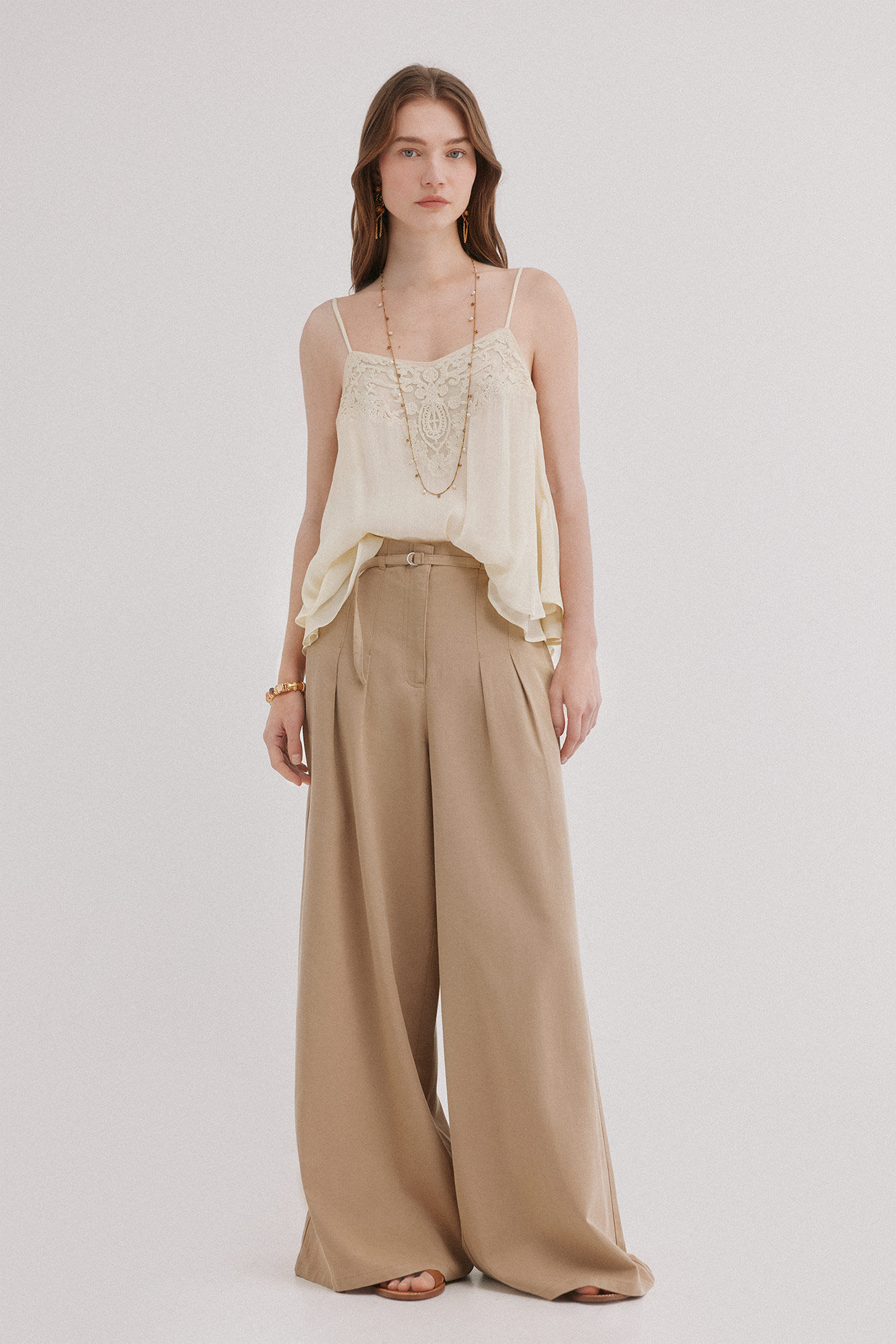 Hoss Intropia Poppy. Pantal&oacute;n flu&iacute;do con pinzas