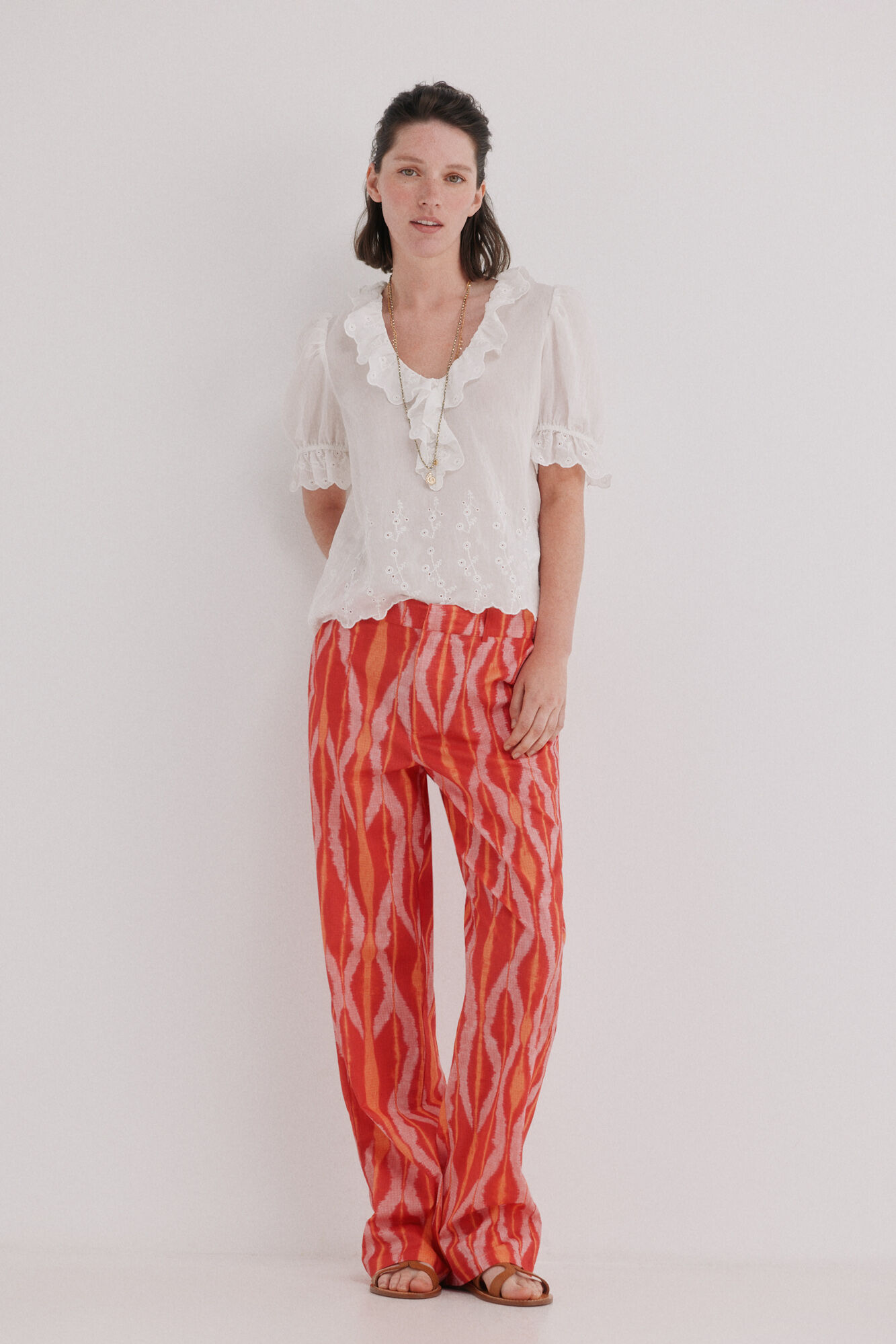 Hoss Intropia Perla. Cal&ccedil;as fluidas estampadas