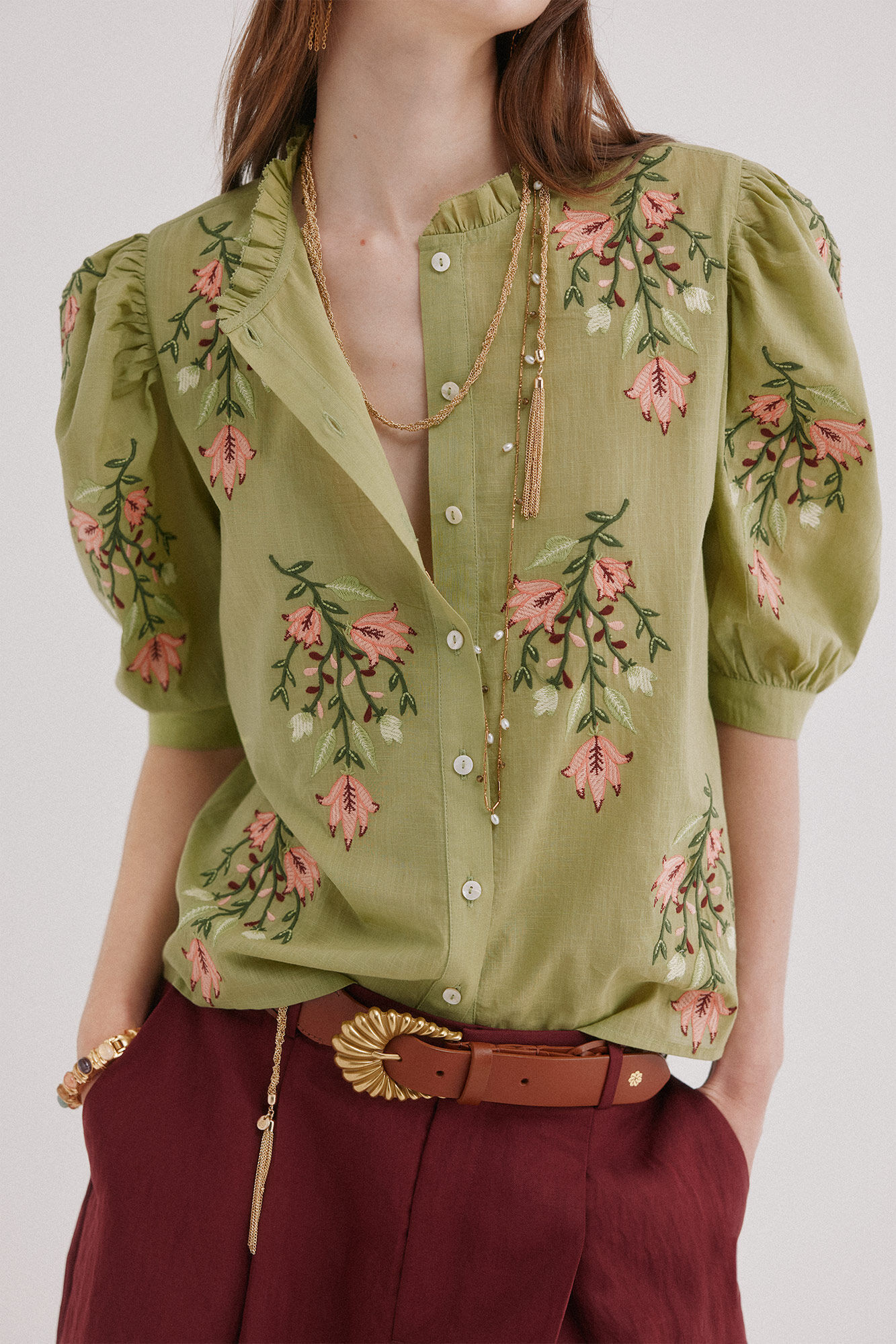 Hoss Intropia Capri. Blusa bordado floral