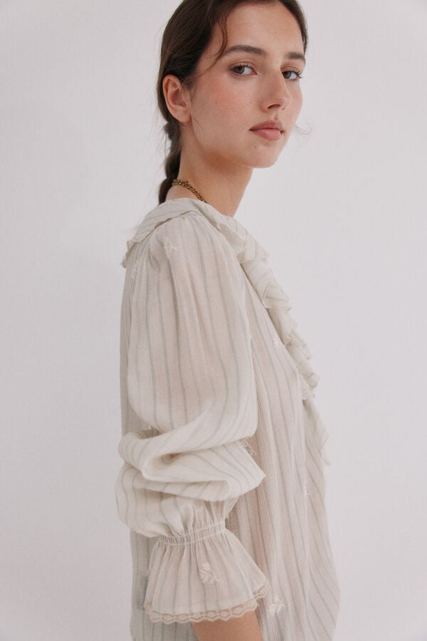 Hoss Intropia Clarisse. Blusa com folhos Ecru